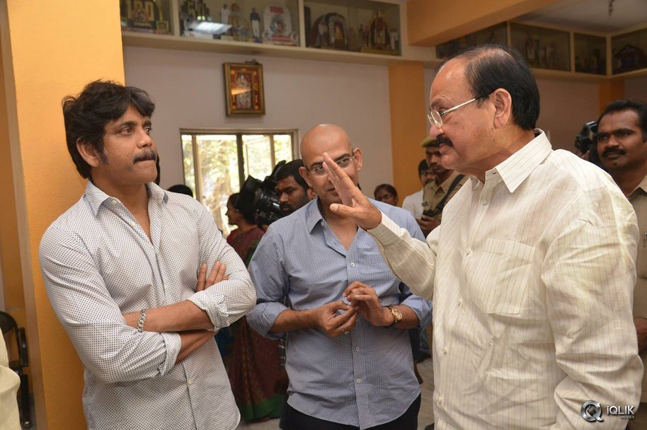 Venkaiah-Naidu-at-Om-Namo-Venkatesaya-Movie-Special-Show